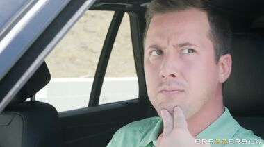 Частный детектив отымел сисястую жену клиента во время слежки на кухне