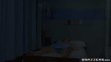 Доктор дерет анальную дырку медсестры в чулках в палате с пациентом