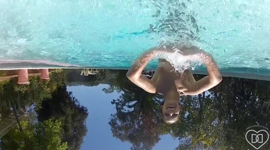 Лесбиянки голышом тверкают и обнимаются в бассейне под водой