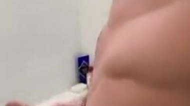 Подкачанный бородач снимает дрочку члена до слива в ванну