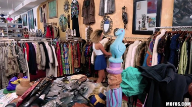 Работник магазина обменял украденную шубу на пизду 18-летней мулатки