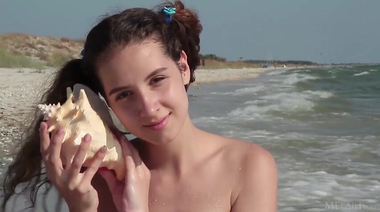 Кудрявая Melissa Maz подставляет киску под морские волны в Черноморске