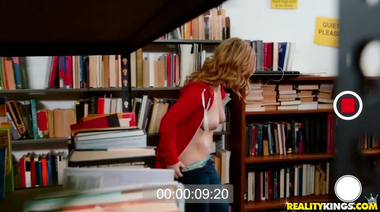 Студентка в очках променяла мастурбацию в библиотеке на трах с одногруппником