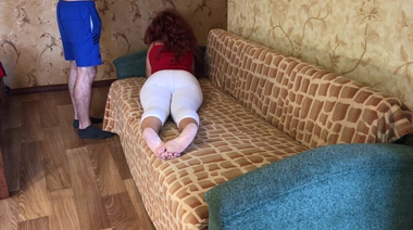 30-летний сын дрючит в задницу толстую мамашу на диване