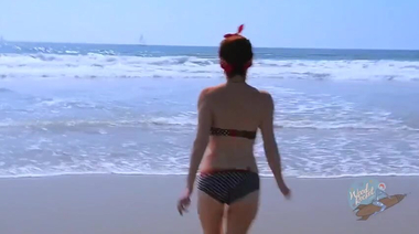 Телка в купальнике тайком сосет хуй на пляже с проглотом