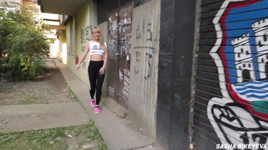Танцовщица хип-хопа строчит минет и дает стоя раком у стены
