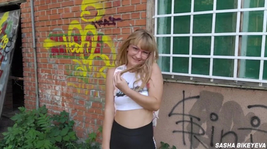 Танцовщица хип-хопа строчит минет и дает стоя раком у стены