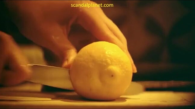 Подглядывание за голыми сиськами Моники Беллуччи в лимонном соке