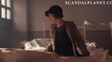 Беатрис Архона лежит голая в морге в роли трупа в сериале