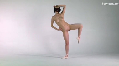 Неудавшаяся балерина Маня Балеткина гнется голышом в эротическом шоу