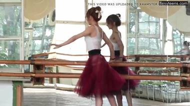 Эротика от русской танцовщицы контемпа на пианино в студии с зеркалами