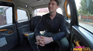 Красавчик из Италии трахает чешскую таксистку Ярушку Росс