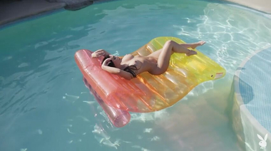 Полный релакс в бассейне с грудастой моделью Кейтлинн Андерсон