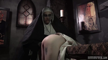 Ужасающий призрак проклятой монахини жестко фистит дырки Анны Де Виль