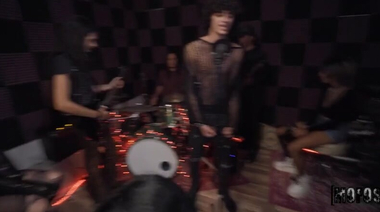 Фанатка рок группы «Dirty Dicks»‎ трахается в студии со звукорежиссером