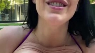 Великолепная Анджела Уайт снимает на видео секс в бассейне-джакузи