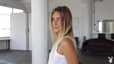 Дерзкая украинская блондинка Ирина Ри избавляется от одежды перед камерой