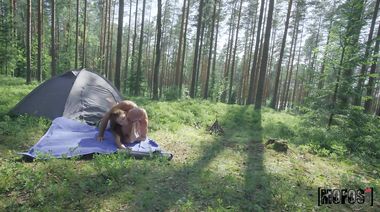 Русская девка прыгает на члене сверху, сделав минет в лесу у палатки