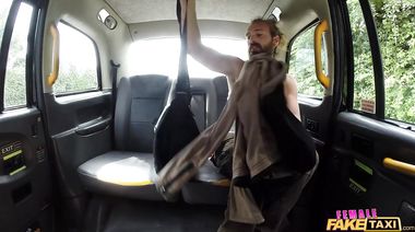 Патлатый егерь дрючит пышногрудую таксистку, отлизывая пизду посреди секса