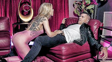 Стриптизерша Kali Roses развела на еблю байкера в VIP-комнате