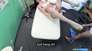 Главврач накончал внутрь пизды медсестры в чулках, выебав её в кабинете