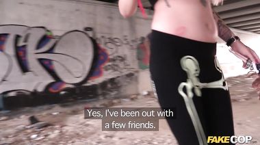 Татуированная шлюха откупается от ареста, занимаясь сексом с копом под мостом