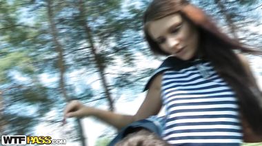 Русская студентка празднует день ВМФ, исполняя двойной минет на вечеринке в лесу
