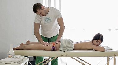 Русская студентка прыгает попкой на члене массажиста на сеансе